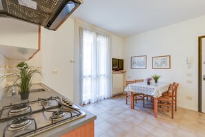 ثلاجة، موقد طهي مسطح، كرسي للأطفال، مستلزمات طهي/أطباق/أوعية