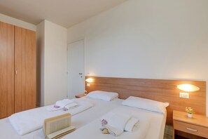 1 bedroom, bed sheets - Porto Letizia Chopin 10, Porlezza, Italy (Porlezza)