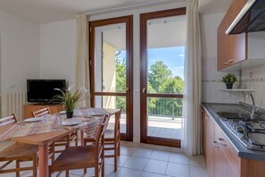 Réfrigérateur, surface de cuisson, vaisselle et ustensiles