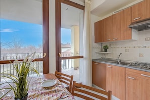 Kühlschrank, Herdplatte, Kochgeschirr/Geschirr/Besteck