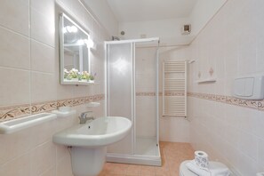 تجهيزات دش، مراحيض شطف، مناشف