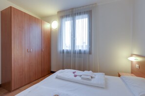 1 bedroom, bed sheets - Porto Letizia Chopin 9, Porlezza, Italy (Porlezza)