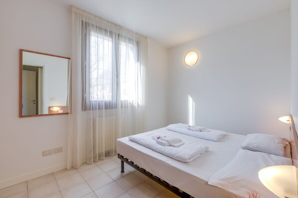 1 bedroom, bed sheets