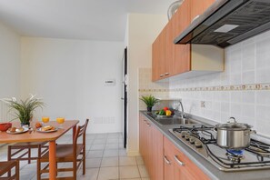 Geladeira, cooktop, cadeirão de bebê