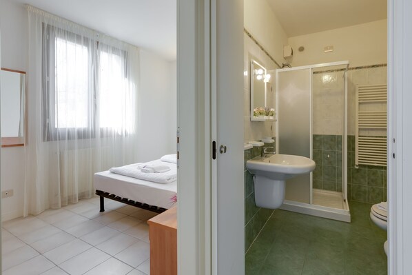 1 bedroom, bed sheets