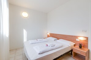 1 bedroom, bed sheets - Porto Letizia Chopin 7, Porlezza, Italy (Porlezza)