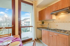 Kühlschrank, Herdplatte, Kochgeschirr/Geschirr/Besteck