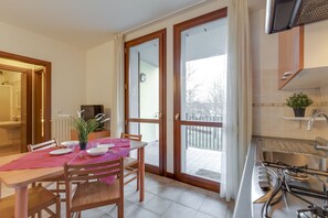 Fridge, stovetop, cookware/dishes/utensils - Porto Letizia Chopin 6, Porlezza, Italy (Porlezza)