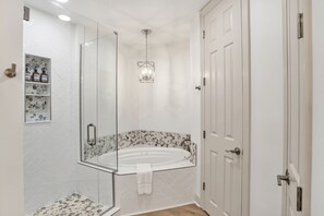 Baignoire à remous, séchoir à cheveux, serviettes fournies, savon