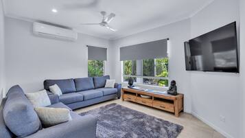 Una televisión, un reproductor estéreo