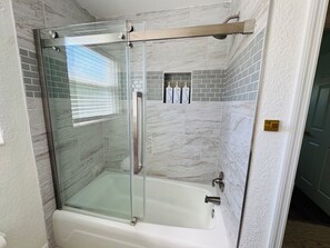 Douche, sèche-cheveux, serviettes fournies, savon