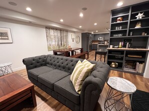 Smart-TV, peis, bøker og stereoanlegg