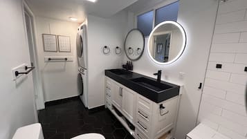 Regadera, secadora de cabello, bidet, toallas