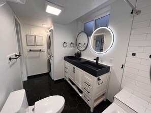 Shower, hair dryer, bidet, towels - New Home with Sunset View + Ski, Hike, Golf. Sleeps 11 - Fireplace + Coffee Bar (Salt Lake City)