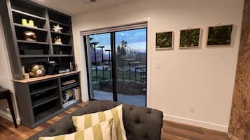 Smart TV, chimenea, libros y estéreo