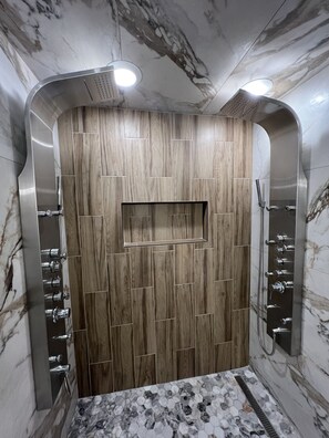 Dusche, Haartrockner, Bidet, Handtücher