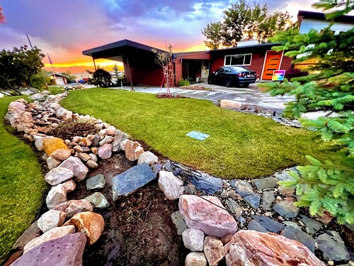 New Home with Sunset View + Ski, Hike, Golf. Sleeps 11 - Fireplace + Coffee Bar