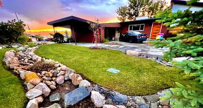 New Home with Sunset View + Ski, Hike, Golf. Sleeps 11 - Fireplace + Coffee Bar