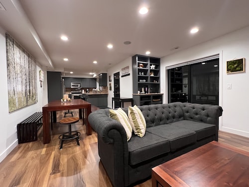 New Home with Sunset View + Ski, Hike, Golf. Sleeps 11 - Fireplace + Coffee Bar