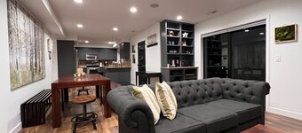 New Home with Sunset View + Ski, Hike, Golf. Sleeps 11 - Fireplace + Coffee Bar