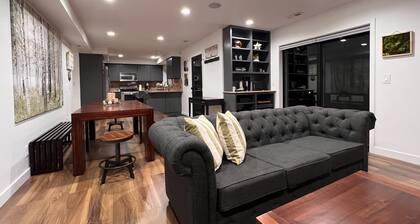 New Home with Sunset View + Ski, Hike, Golf. Sleeps 11 - Fireplace + Coffee Bar