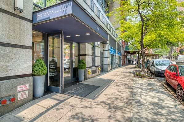 Exterior detail - Hip Gramercy Park 1BR w/ Gym, W/D, nr. Central Park, by Blueground (Downtown)