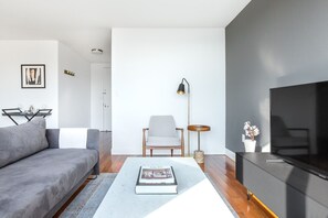 TV, stereo - Hip Gramercy Park 1BR w/ Gym, W/D, nr. Central Park, by Blueground (Downtown)