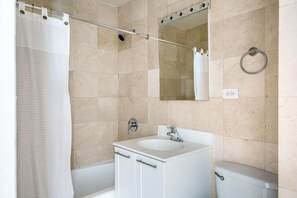 Hair dryer, towels - Amazing Flatiron 1BR w/ Gym, Doorman, near USQ, train, by Blueground (Midtown)