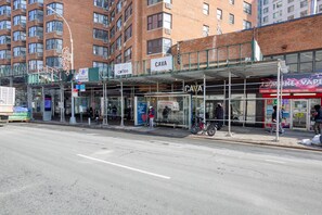 Dining - Amazing Flatiron 1BR w/ Gym, Doorman, near USQ, train, by Blueground (Midtown)