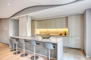 Fridge, microwave, oven, dishwasher - Modern Flatiron 1BR w/ Gym, Doorman, near USQ, train, by Blueground (Midtown)