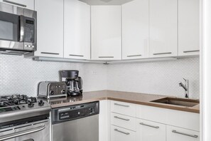 Fridge, microwave, oven, dishwasher - Gorgeous UES 1BR w/ Doorman, Elevator, Gym, walk to park, by Blueground (Uptown)