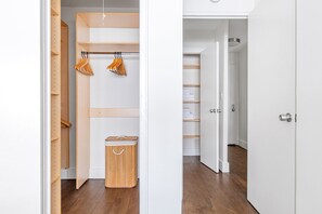 Interior - Gorgeous UES 1BR w/ Doorman, Elevator, Gym, walk to park, by Blueground (Uptown)