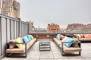 Terrace/patio - Chic Chelsea 1BR w/ Doorman, Elevator, near High Line, by Blueground (Downtown)