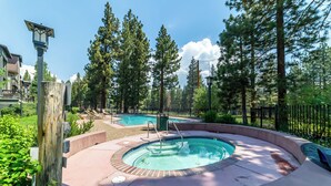 A circular pool with a wooden deck and a metal ladder, surrounded by a fence and trees. - Walk to Ski, Large 2 Bed 2 Bath Near Lifts 459 (Mammoth Lakes)