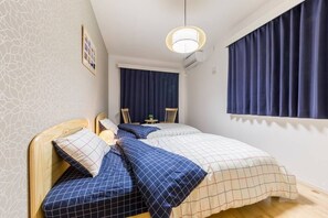 3 bedrooms, WiFi, bed sheets - Walk to Ueno & Akiba, 5mins to Station, Free Wifi, Max 8 Ppl (Taito City)