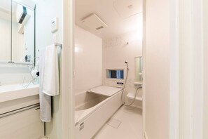 Haartrockner, Handtücher, Seife, Shampoo