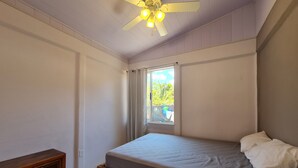 A bedroom with a single bed, a wooden dresser, a ceiling fan, and a window with curtains. - Una escapada de vacaciones espaciosa y privada en Marbella. (¡Admite mascotas!)  (Marbella)
