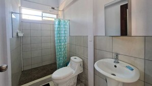 A small bathroom with a toilet, a sink, and a shower. - Una escapada de vacaciones espaciosa y privada en Marbella. (¡Admite mascotas!)  (Marbella)