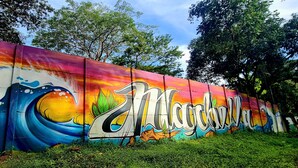 A colorful mural with the word "Mangalla" and a wave design on a wall. - Una escapada de vacaciones espaciosa y privada en Marbella. (¡Admite mascotas!)  (Marbella)