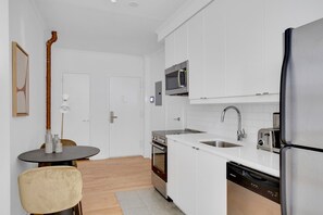 Geladeira, micro-ondas, fogão, cooktop
