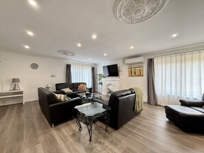 Smart TV, books - Penlink Lodge -Base To Explore Mornington Peninsula (Langwarrin)