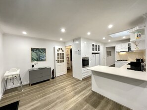 Kjøleskap, mikrobølgeovn, ovn og kokeplater