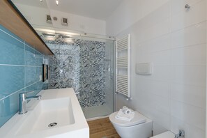 Dusche, Haartrockner, Bidet, Handtücher