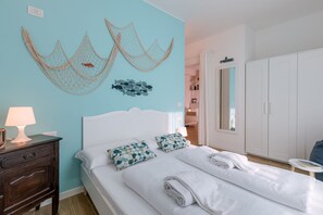 1 sovrum, strykjärn/strykbräda och sängkläder