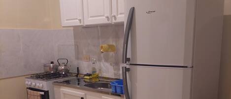 Refrigerador, horno, parrilla de estufa y tetera eléctrica