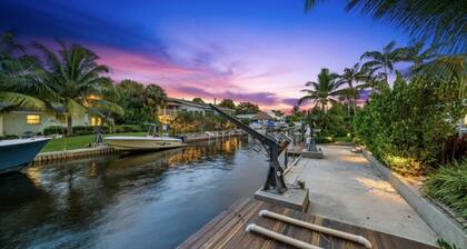 Jupiter waterfront - dock and new  jacuzzi spa , 3 b 2 b fits 30 “ boat