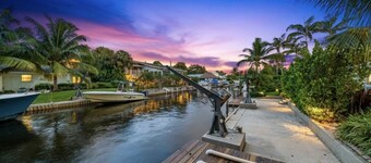 Jupiter waterfront - dock and new jacuzzi spa , 3 b 2 b fits 30 “ boat