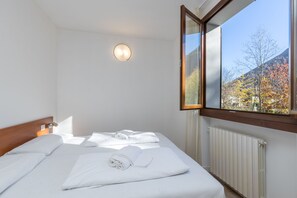 1 bedroom, bed sheets - Porto Letizia Rossini 8, Porlezza, Italy (Porlezza)