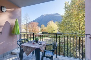 Outdoor dining - Porto Letizia Rossini 8, Porlezza, Italy (Porlezza)