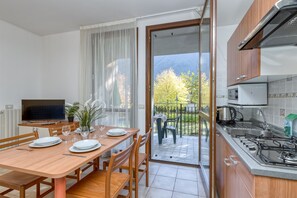 Kühlschrank, Mikrowelle, Herdplatte, Hochstuhl